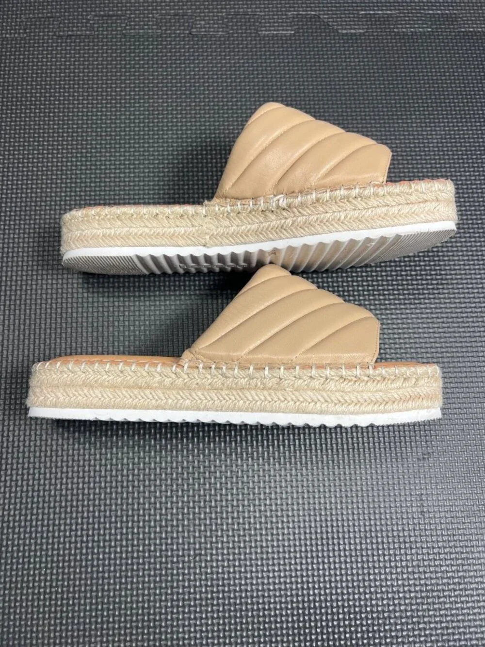 Gianni Bini Tan Quilted Slide Sandals Espadrille Platform Size 9.5M Leather Uppe - Picture 2 of 5